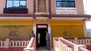 कर्मचारी र जनप्रतिनिधि थाकेको भन्दै काभ्रेको मण्डनदेउपुर नगरपालिकाले दियो विदा 